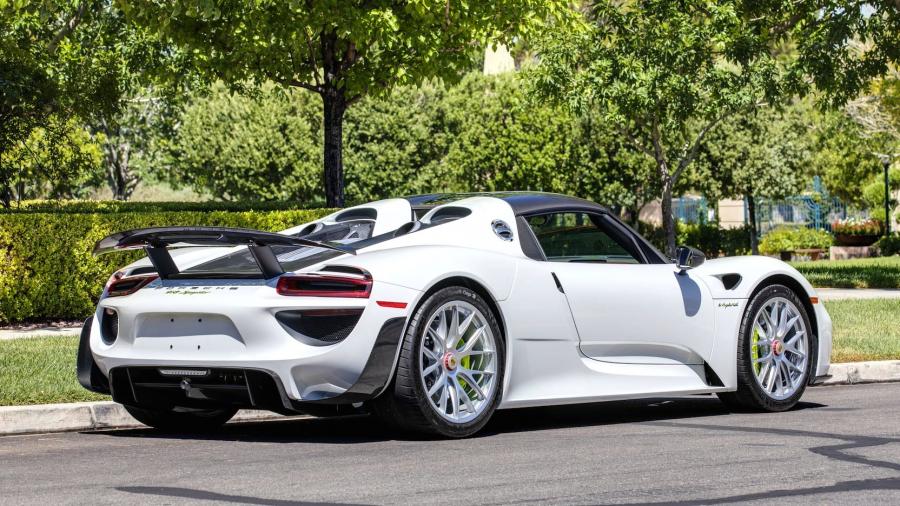  Porsche 918 Spyder Weissach Package (472) 2015 года  (фото 6 из 20)